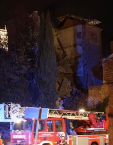 Imagen secundaria 2 - Se derrumba una casa adosada a la muralla junto a la Cueva de Salamanca y la escultura de Pepe Ledesma