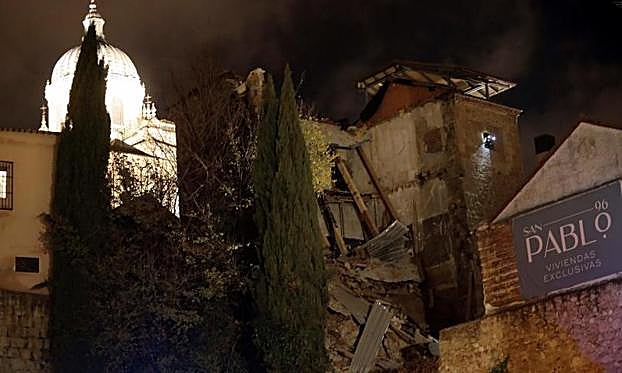Imagen principal - Se derrumba una casa adosada a la muralla junto a la Cueva de Salamanca y la escultura de Pepe Ledesma