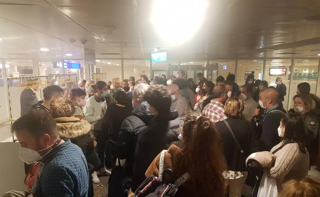 Los viajeros vallisoletanos, a la espera de noticias durante la tarde.