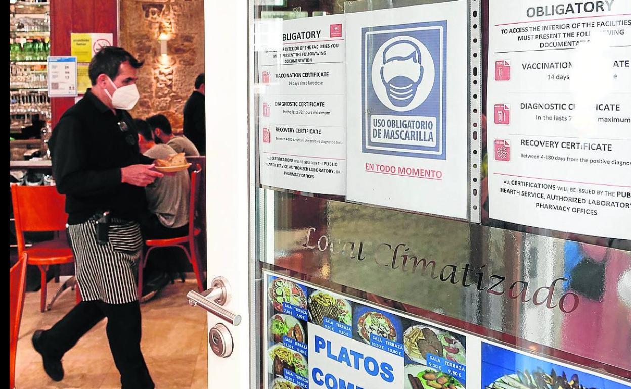 Puerta de acceso a un establecimiento de hostelería. 