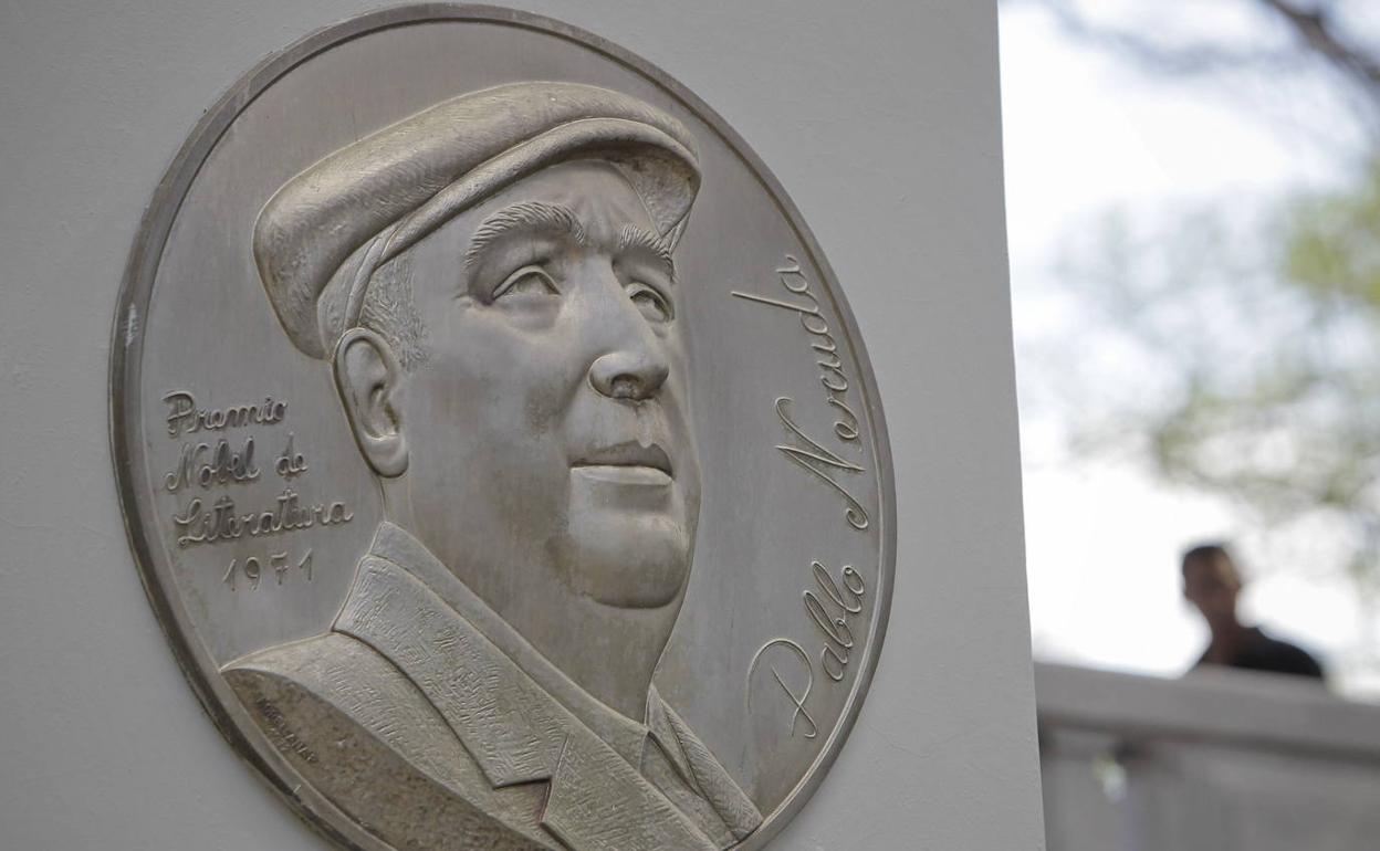 Monumento a Neruda en El Salvador. 