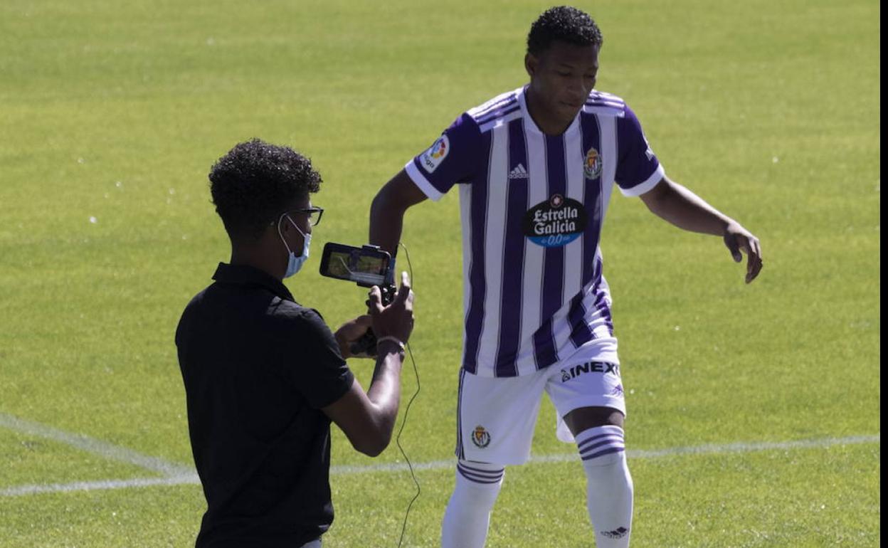 Gonzalo Plata, grabado por por su hermano Bryan, durante la presentación como blanquivioleta el pasado mes de septiembre.