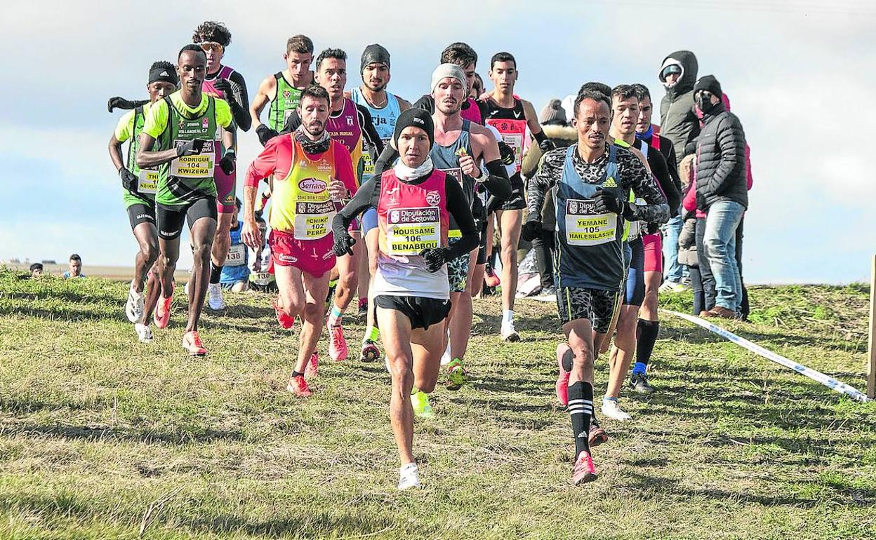 Corredores agrupados durante una de la vueltas realizadas en el circuito de Cantimpalos. 