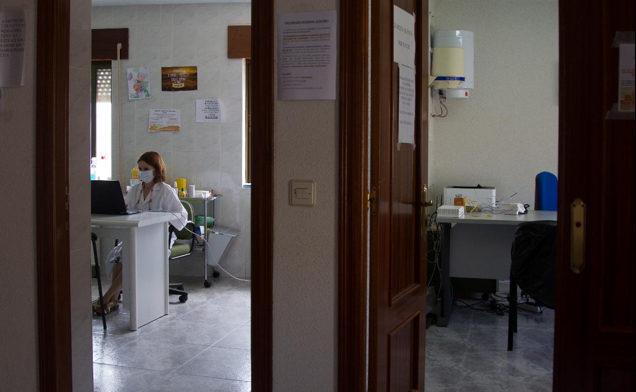 Atención sanitaria en el consultorio de la localidad zamorana de Fonfría, el pasado septiembre.