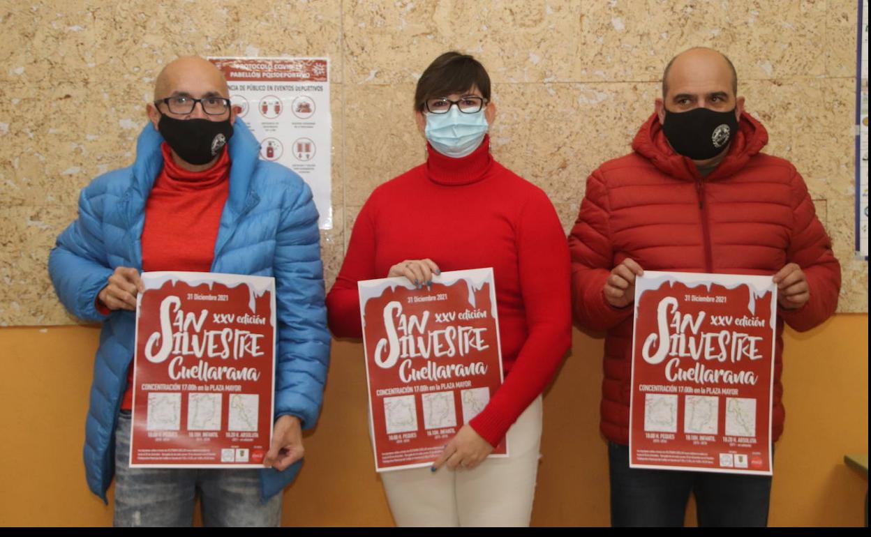 Román Herguedas (i) y Valentín Quevedo (d), con la concejala de Deportes Raquel Gilsanz (centro), con el cartel de la prueba..