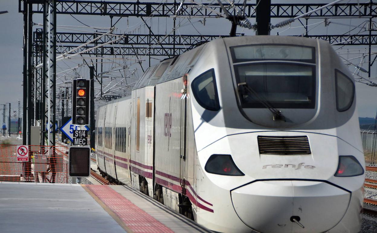 Salida de un tren de Alta Velocidad del andén de la estación del Ave de Medina del Campo.