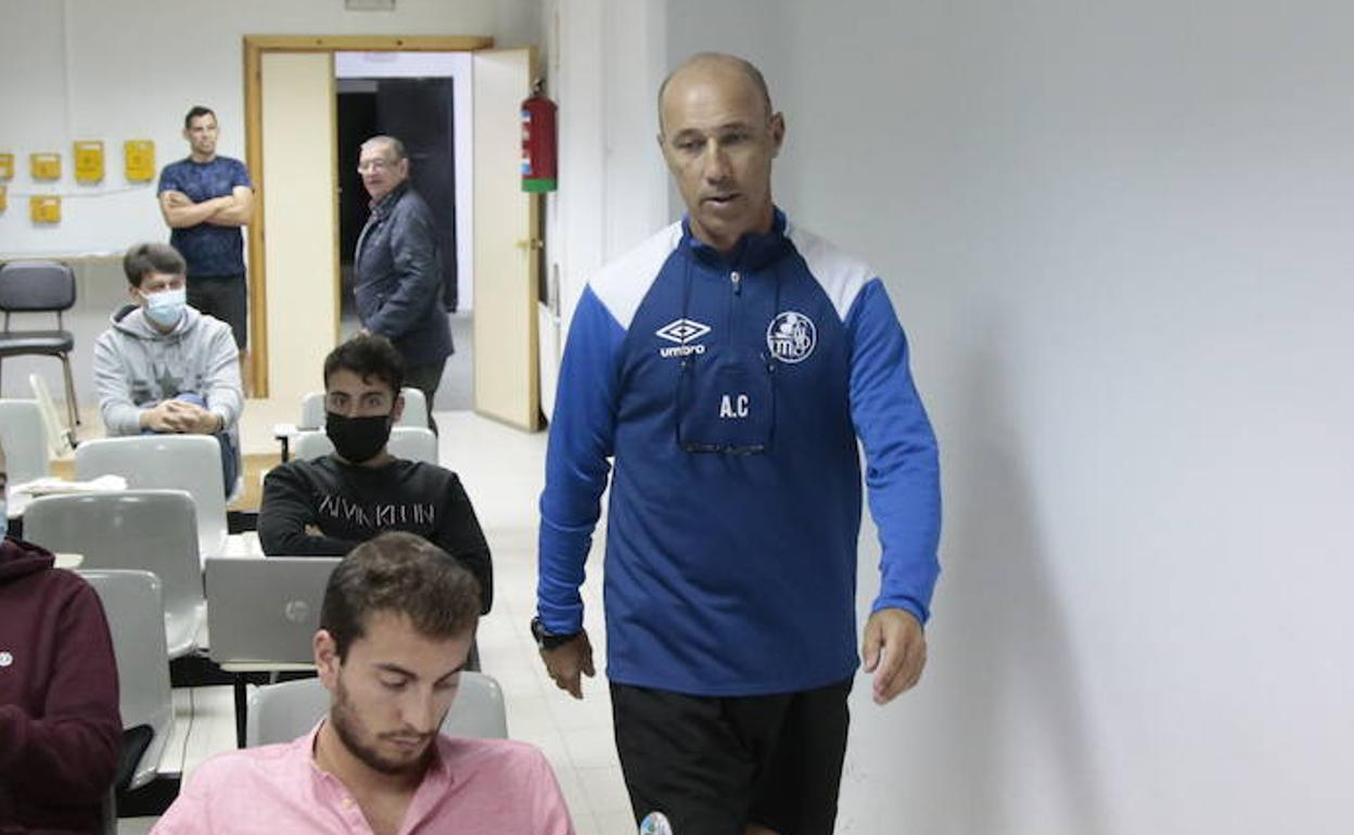 Antonio Calderón, llega a una rueda de prensa.