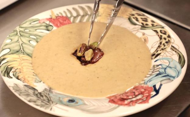 Imagen principal - Ajoblanco de pistachos de La Seca y mini burguer de conejo; Lomo de ciervo con salsa de frutos rojos y puré de castañas, y Coulant de chocolate. 