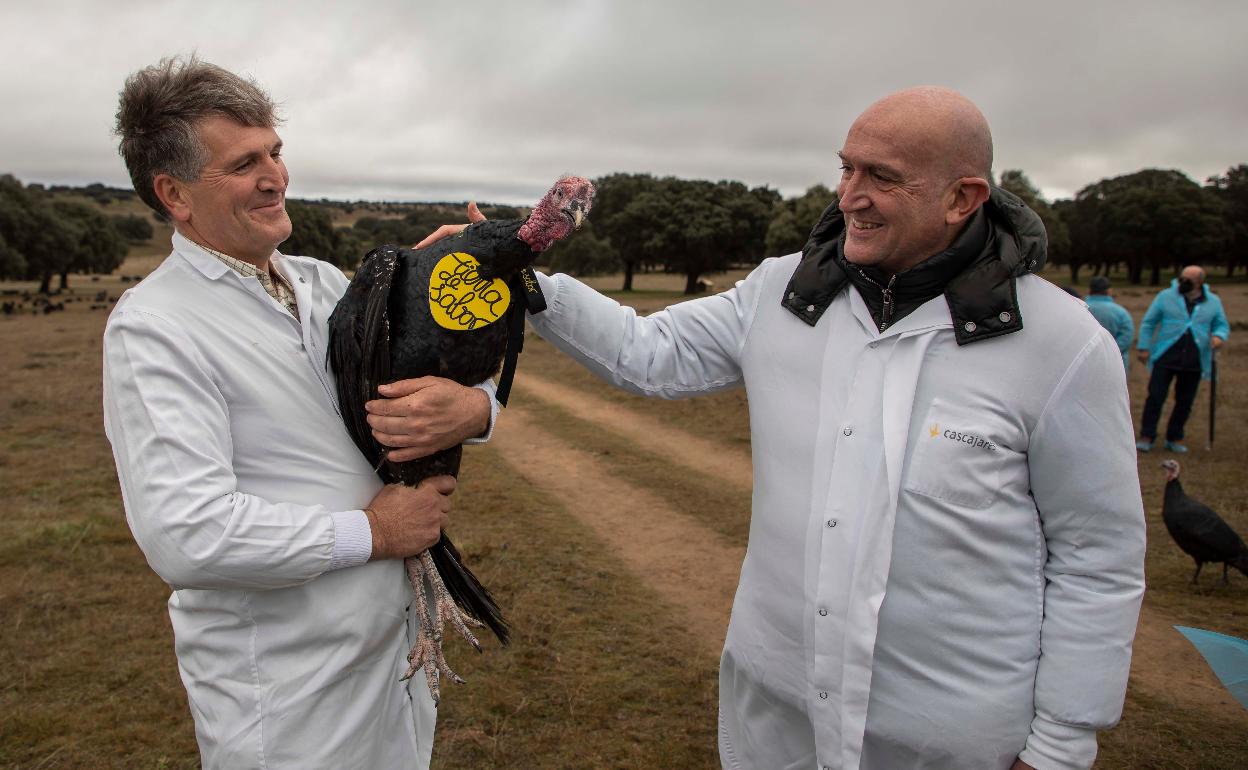 El consejero de Agricultura, Ganadería y Desarrollo Rural, Jesús Julio Carnero, visita la finca de pavos ibéricos de la empresa Cascajares junto al presidente de la empresa; Alfonso Jiménez.