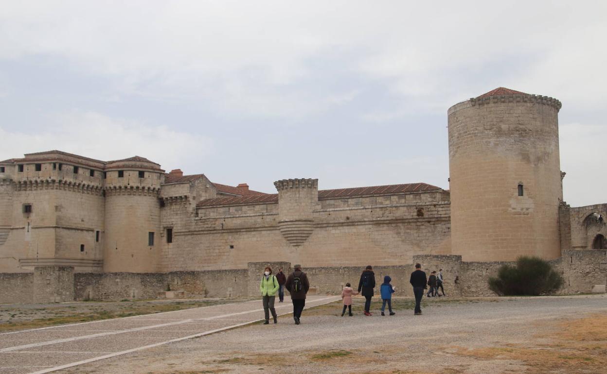 Turistas en el castillo de Cuéllar.