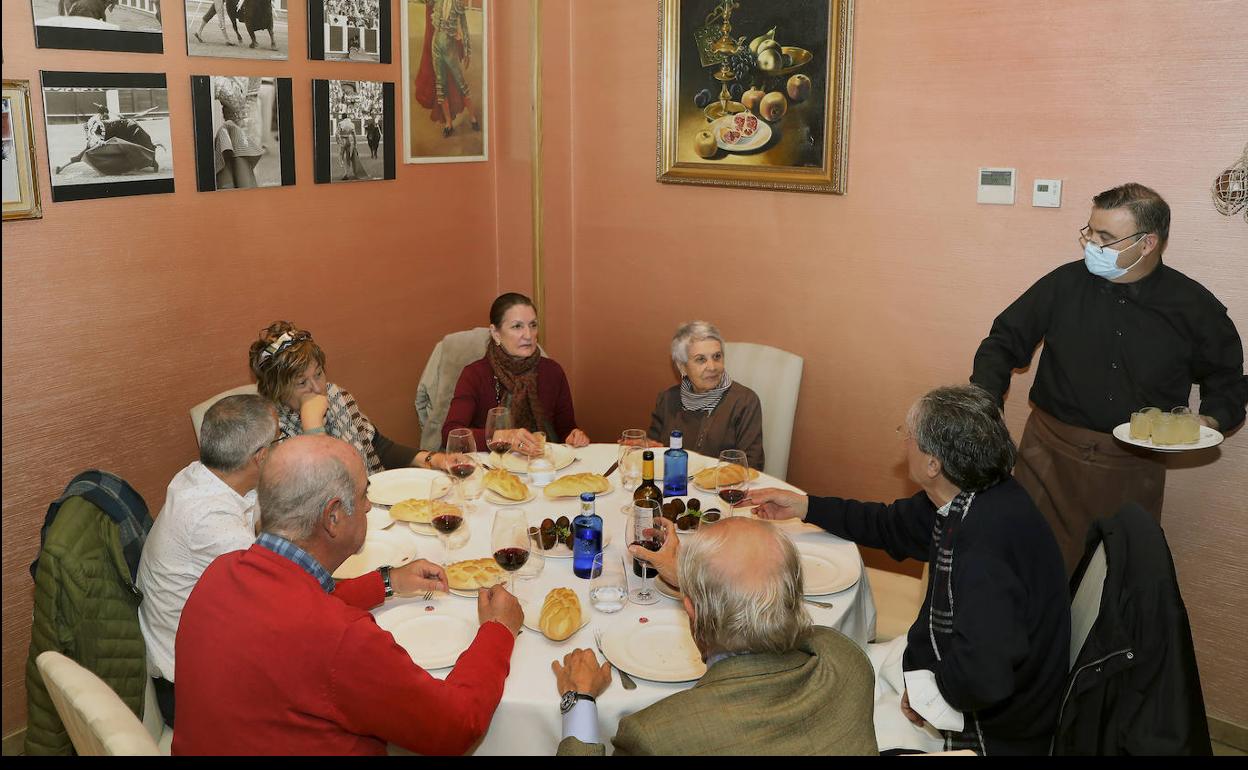 Celebración de una comida en La Encina.