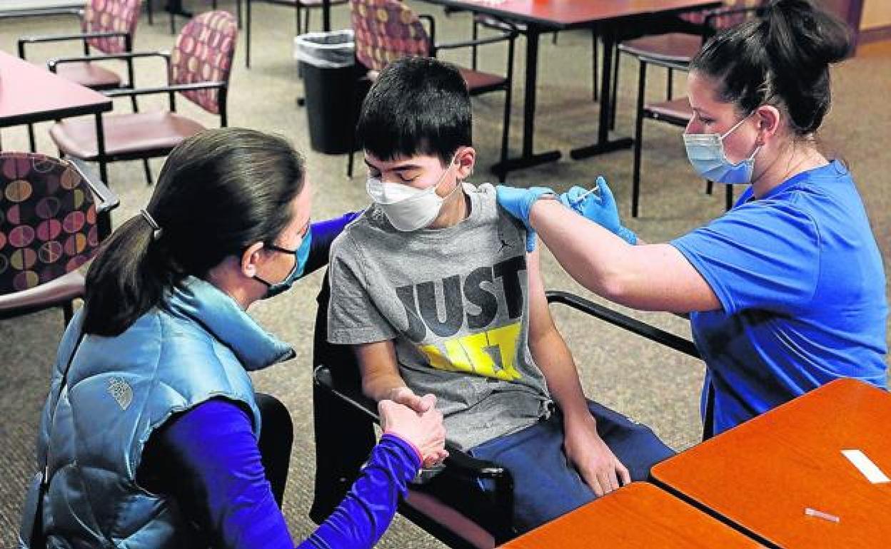 Un niño recibe una inyeccióbn. 