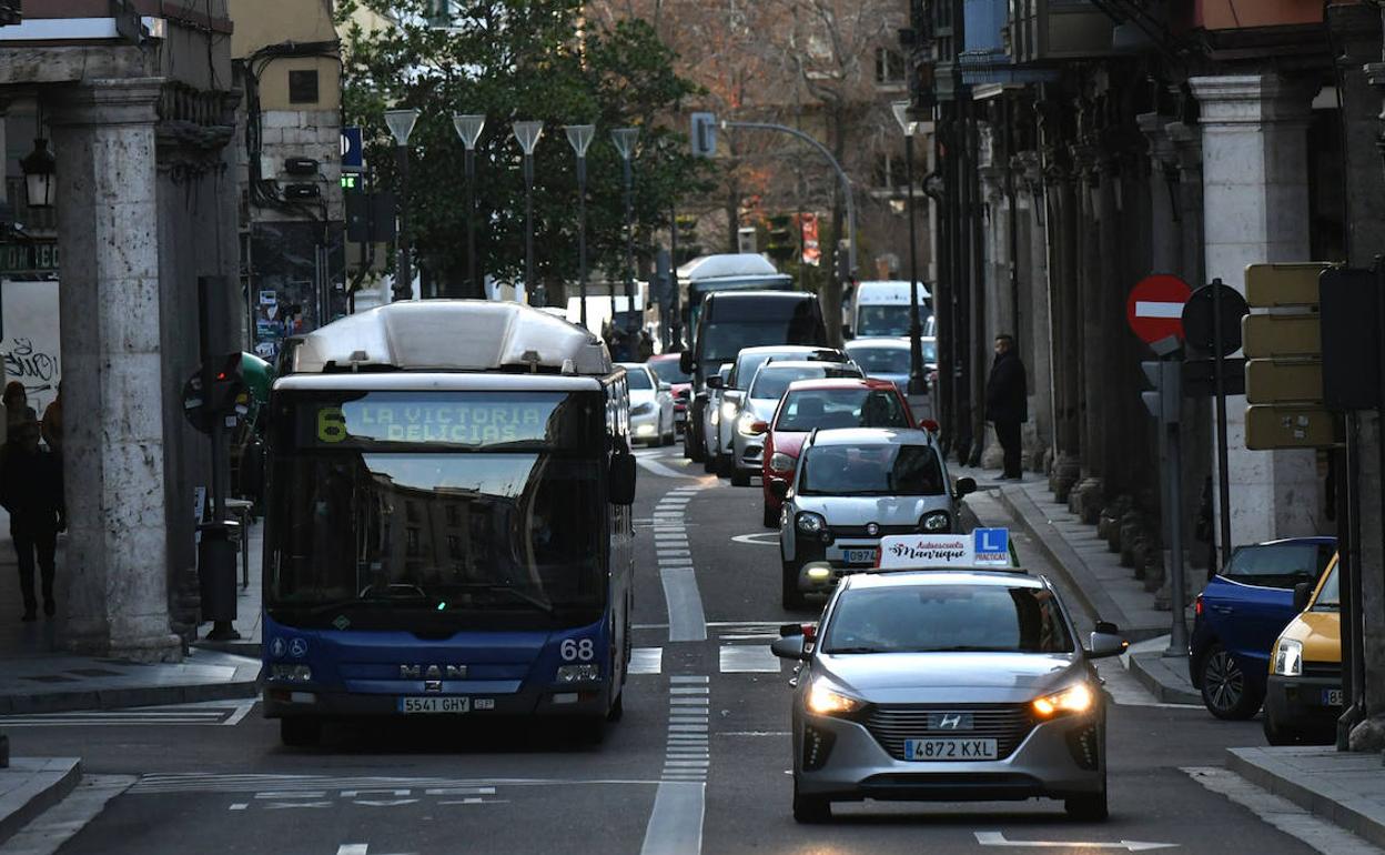 Autobuses y coches circulan por Cabadería. 