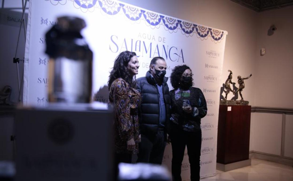 Participantes en la presentación del nuevo perfume.
