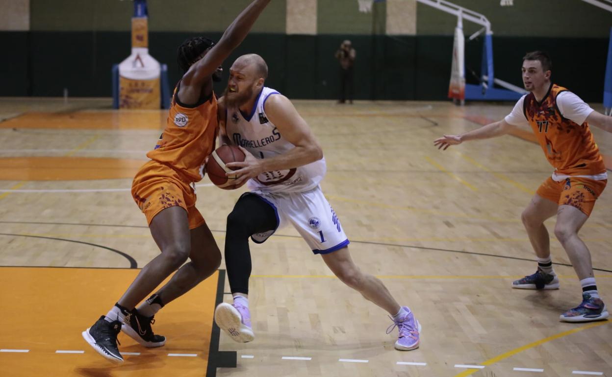 Carlos Hidalgo guía al Aquimisa Carbajosa a su tercera victoria ante un rival directo (67-63)