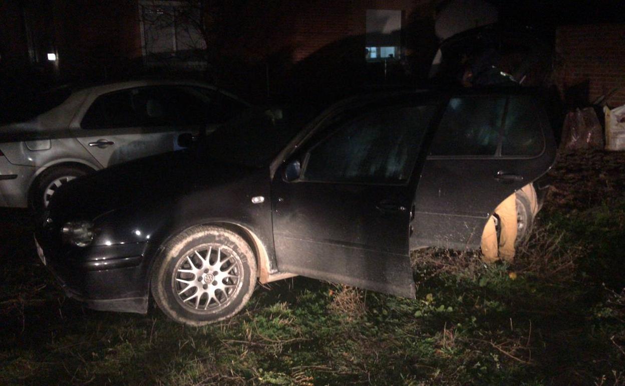 El coche, tras ser hallado en Villanueva de Duero. 