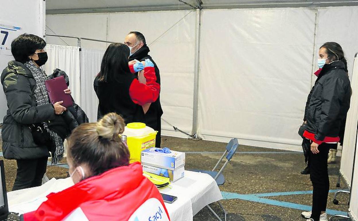 Vacunación en la carpa de La Puebla, en la que también se inoculará a los niños durante la próxima semana.