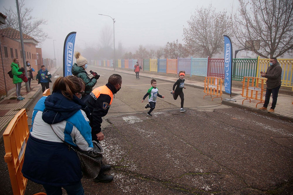 Carbajosa de la Sagrada corre bajo la niebla con sus "Kilómetros Solidarios"