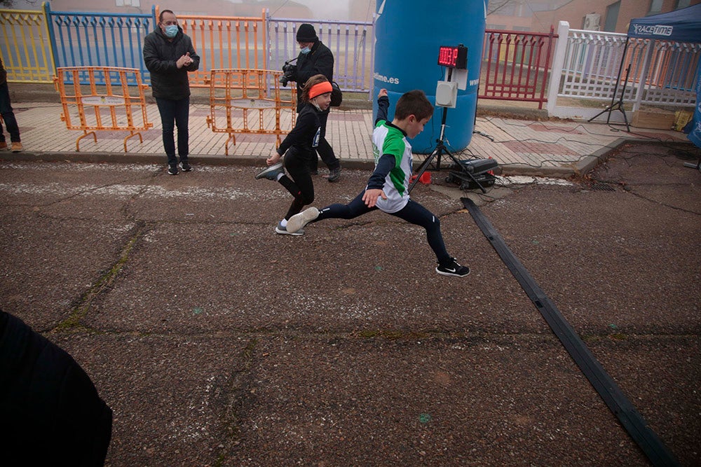 Carbajosa de la Sagrada corre bajo la niebla con sus "Kilómetros Solidarios"