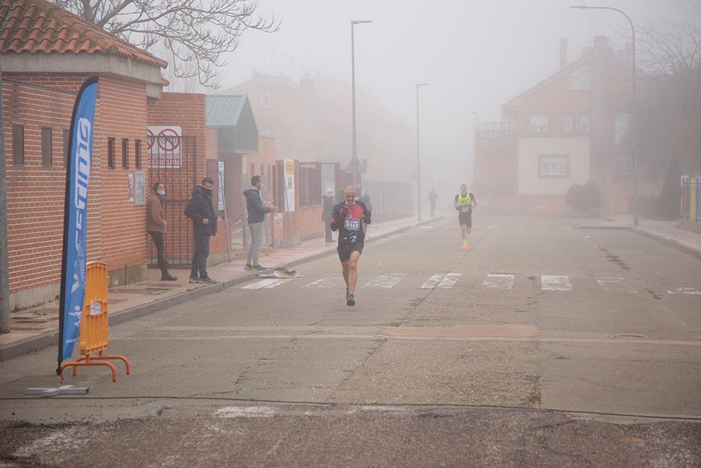 Carbajosa de la Sagrada corre bajo la niebla con sus "Kilómetros Solidarios"