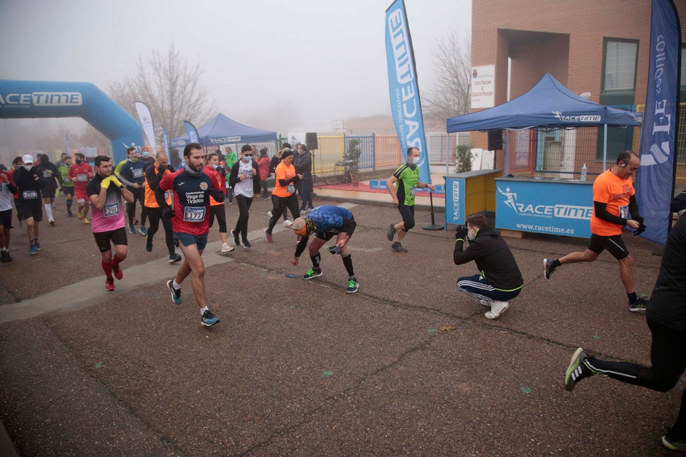 Carbajosa de la Sagrada corre bajo la niebla con sus "Kilómetros Solidarios"