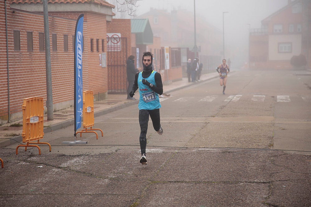 Carbajosa de la Sagrada corre bajo la niebla con sus "Kilómetros Solidarios"