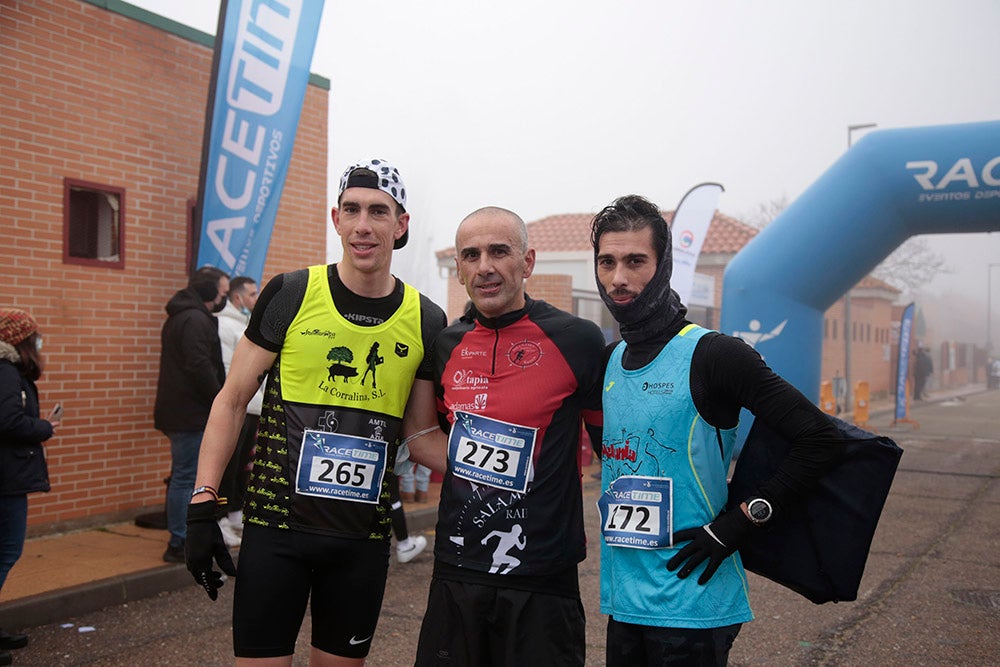 Carbajosa de la Sagrada corre bajo la niebla con sus "Kilómetros Solidarios"
