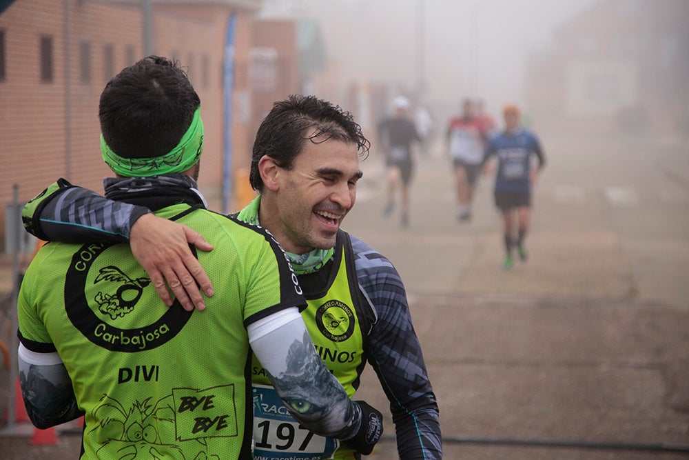 Carbajosa de la Sagrada corre bajo la niebla con sus "Kilómetros Solidarios"