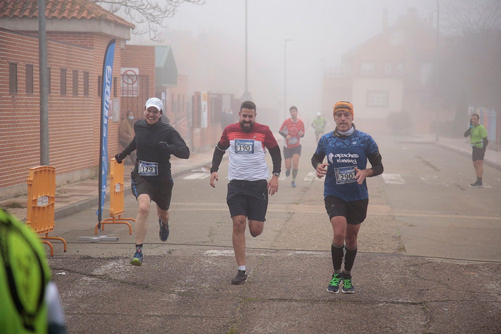 Carbajosa de la Sagrada corre bajo la niebla con sus "Kilómetros Solidarios"