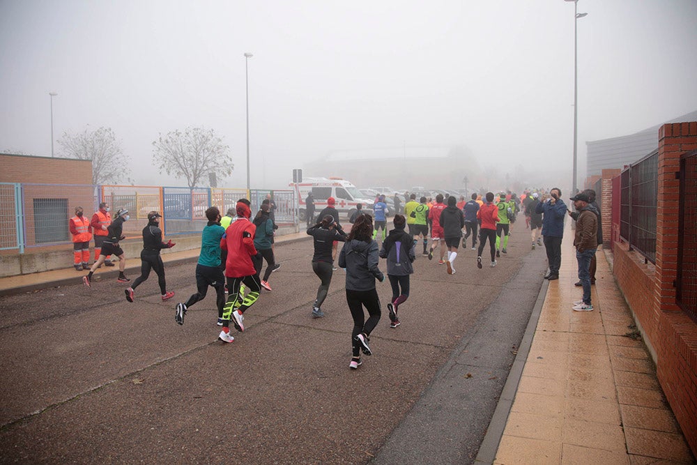 Carbajosa de la Sagrada corre bajo la niebla con sus "Kilómetros Solidarios"