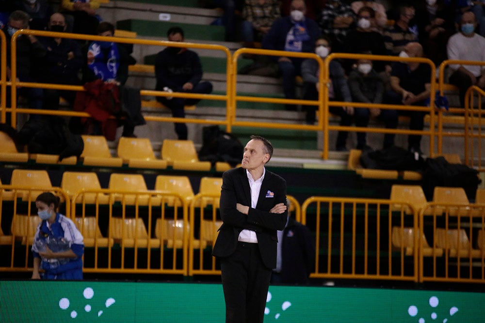 El CB Avenida tira de manual para seguir en lo más alto (75-49)