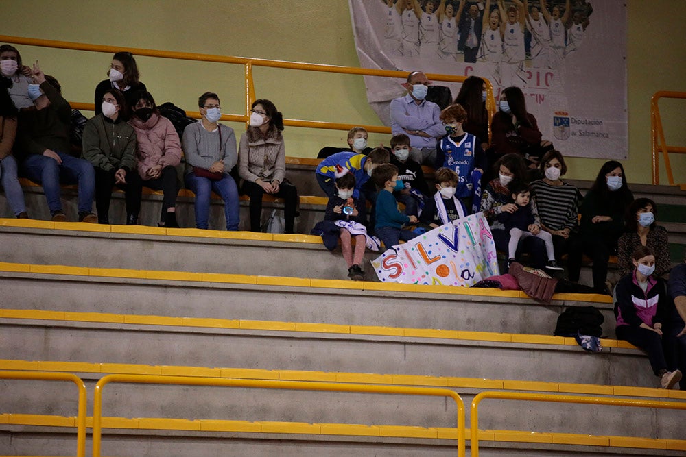 El CB Avenida tira de manual para seguir en lo más alto (75-49)