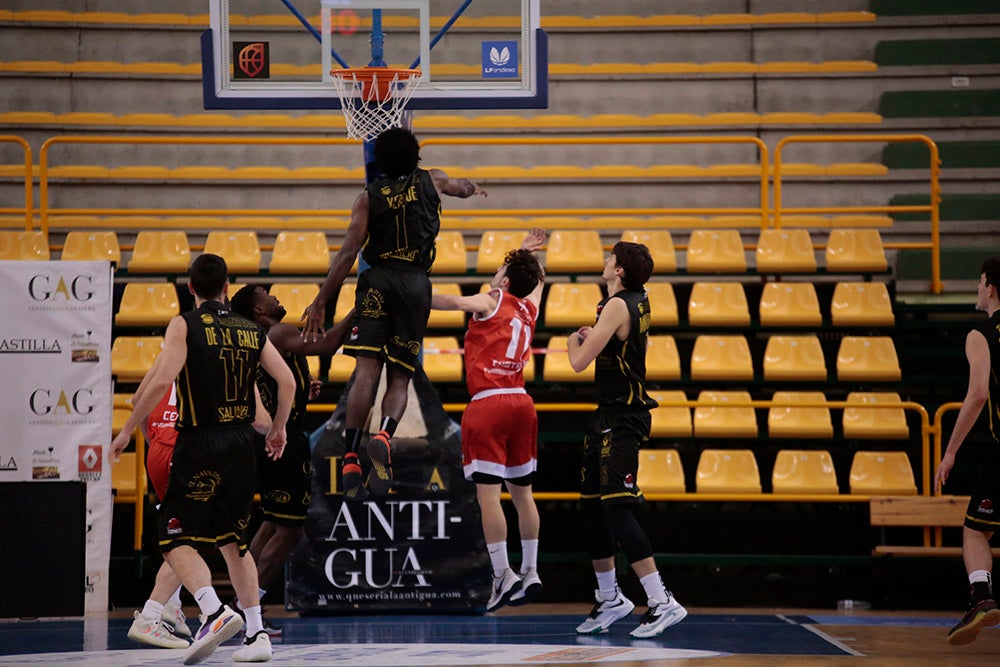 Contundente victoria del Usal La Antigua ante CB La Flecha (87-54)