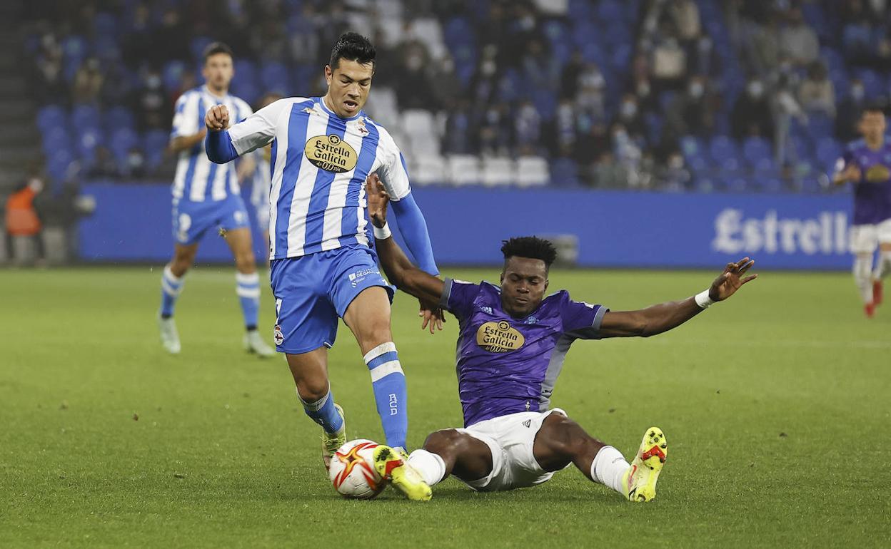 Amoah intenta cortar el avance de un rival 