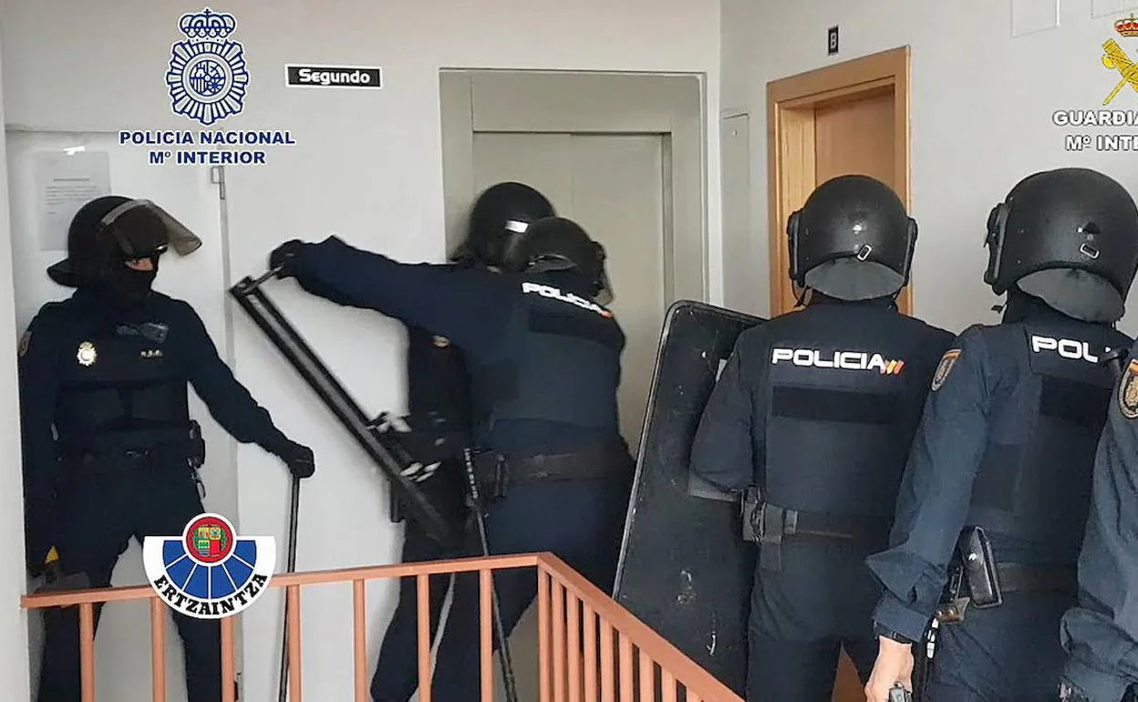 Intervención policial durante la 'operación Drache'. 