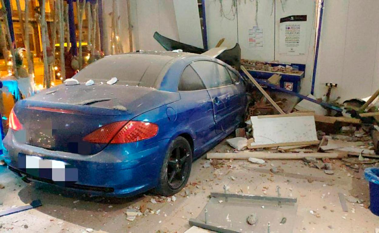 Vehículo empotrado en una administración de lotería de Ponferrada. 