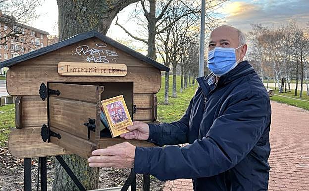 Eutiquio Paunero, enseña su última lectura, 'El obispo Acuña. Historia de un comunero', de Alfonso M. Guilarte, antes de colocarla en el buzón. 