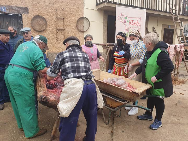 Los vecinos de El Maíllo celebraron la tradicional fiesta popular de la matanza