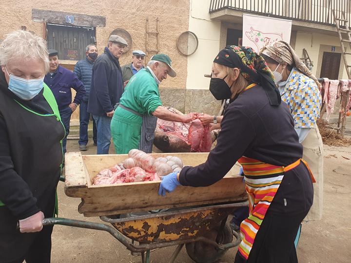 Los vecinos de El Maíllo celebraron la tradicional fiesta popular de la matanza