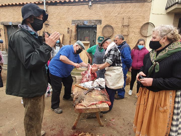 Los vecinos de El Maíllo celebraron la tradicional fiesta popular de la matanza