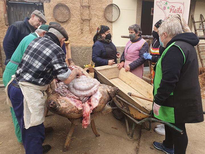 Los vecinos de El Maíllo celebraron la tradicional fiesta popular de la matanza