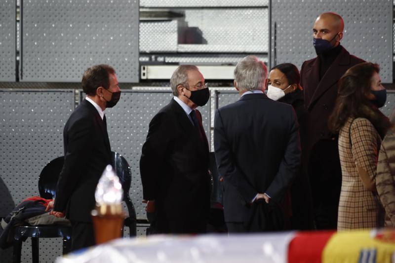 Florentino Pérez y Emili Butragueño, presidente y director de Relaciones Institucionales del Real Madrid, junto al féretro de Santana.