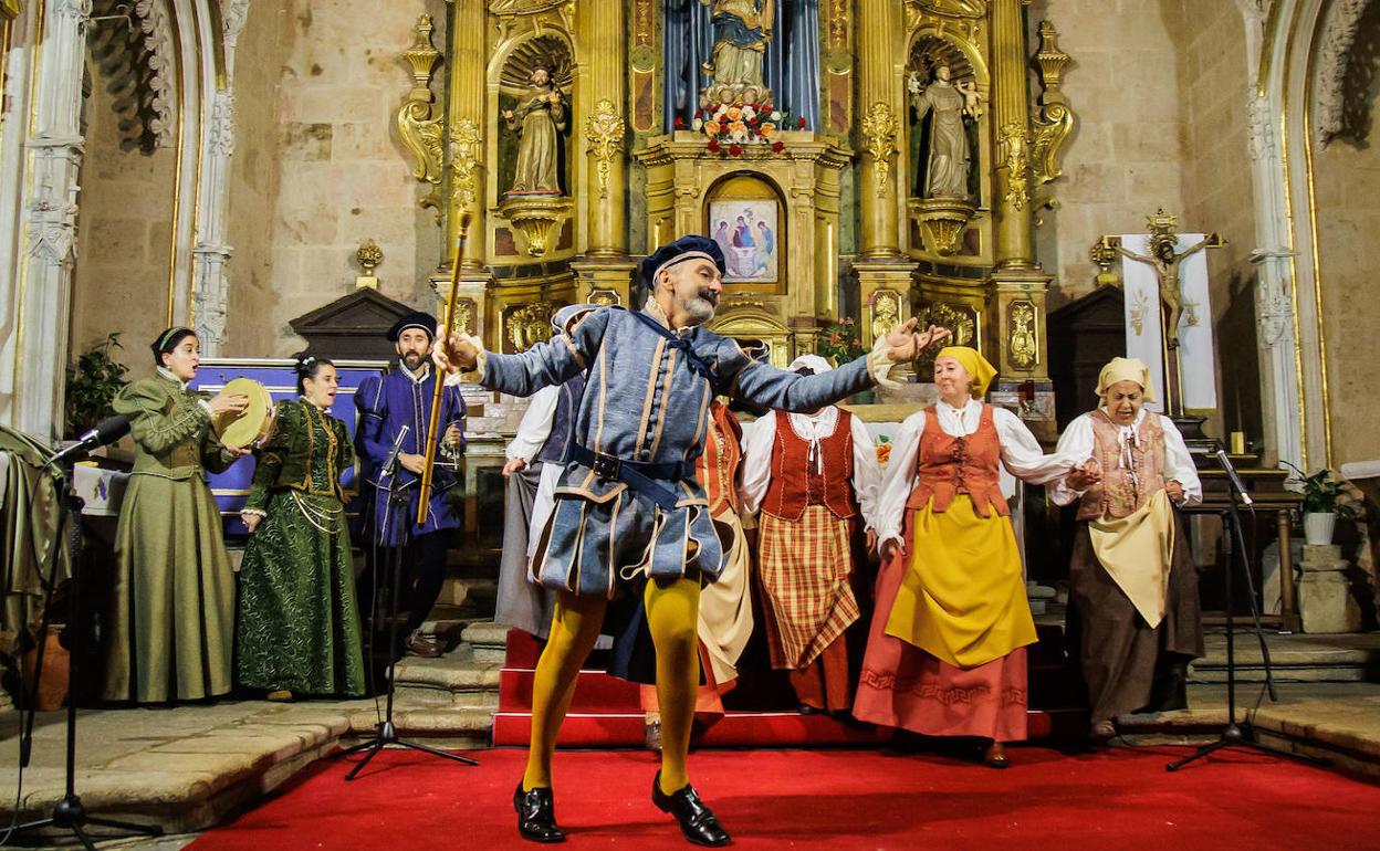 Un momento de la representación llevada a cabo en la iglesia del convento del Zarzoso. 