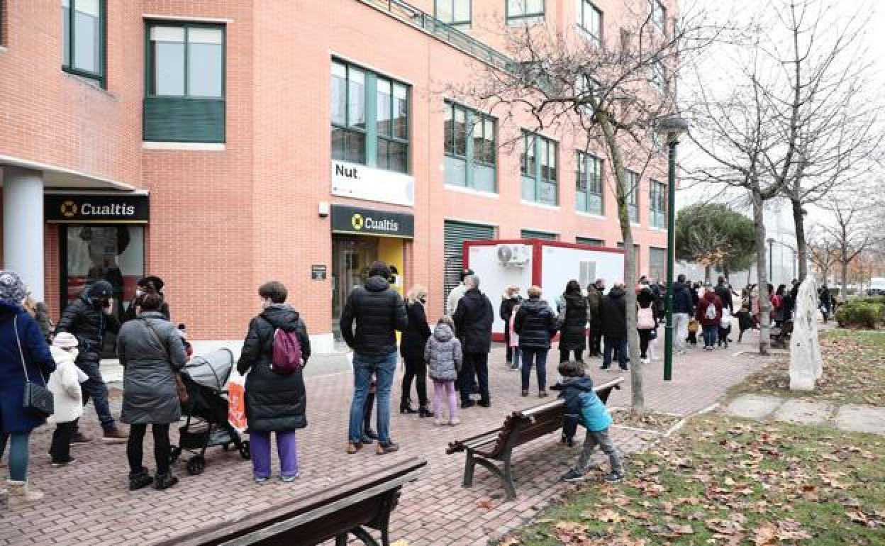 Pruebas de covid de los contactos de contagiados en los colegios en el centro Cualtis. 