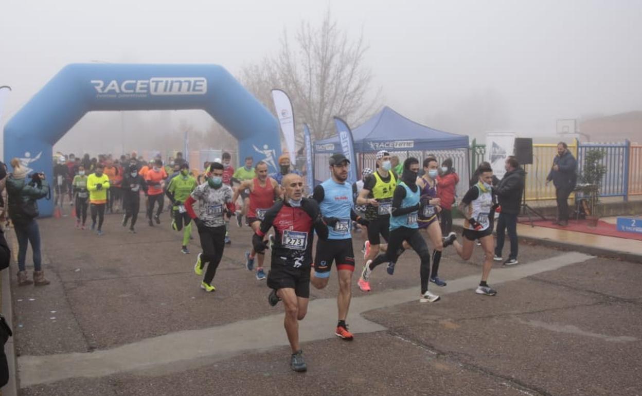 Comienzo de la carrera masculina en Carbajosa de la Sagrada. 