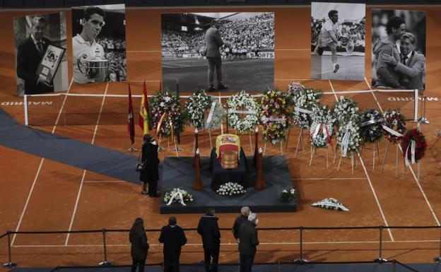 La capilla ardiente con los restos de Manolo Santana, en la Caja Mágica. 