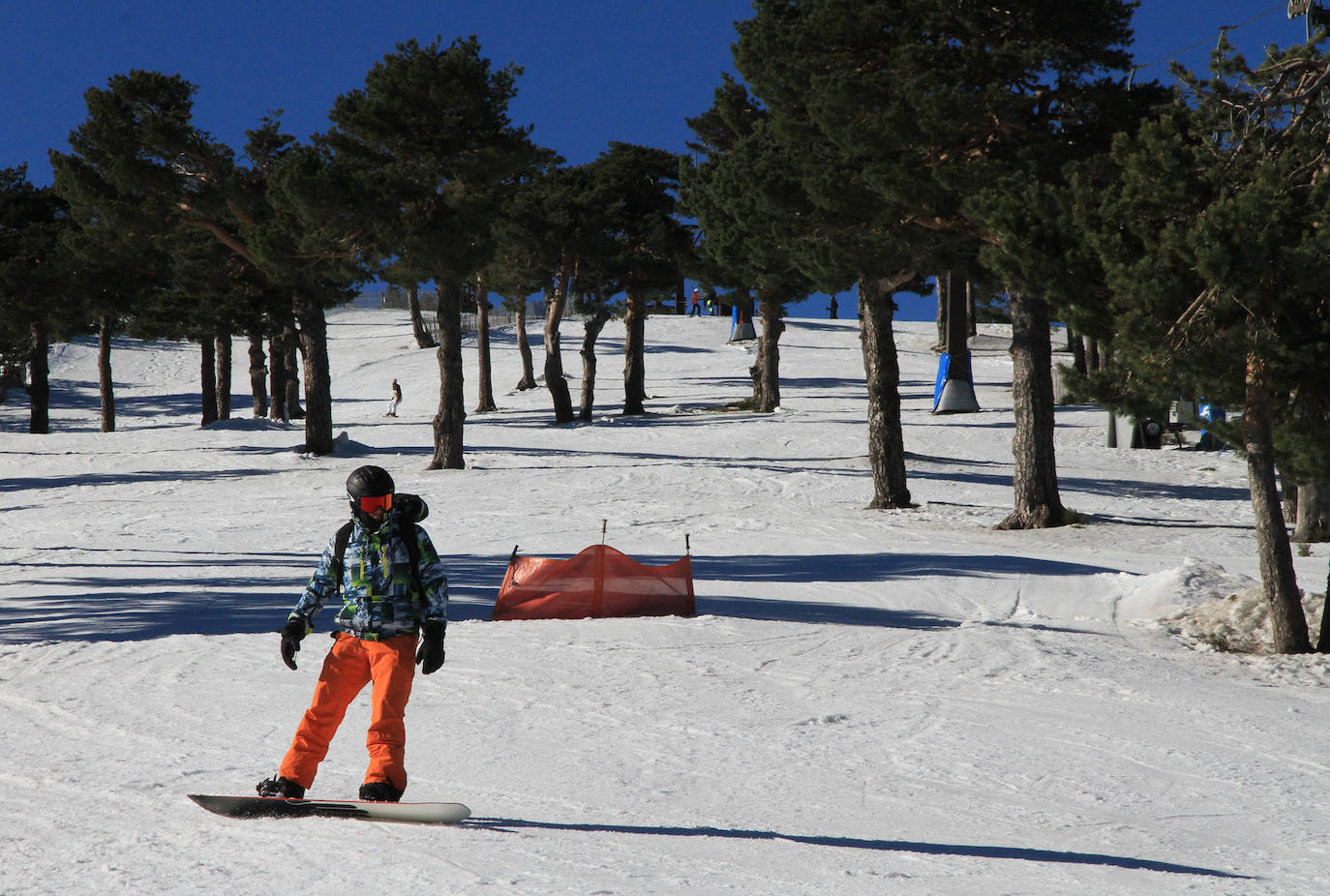 Un hombre practica 'snowboard' este lunes en Navacerrada.