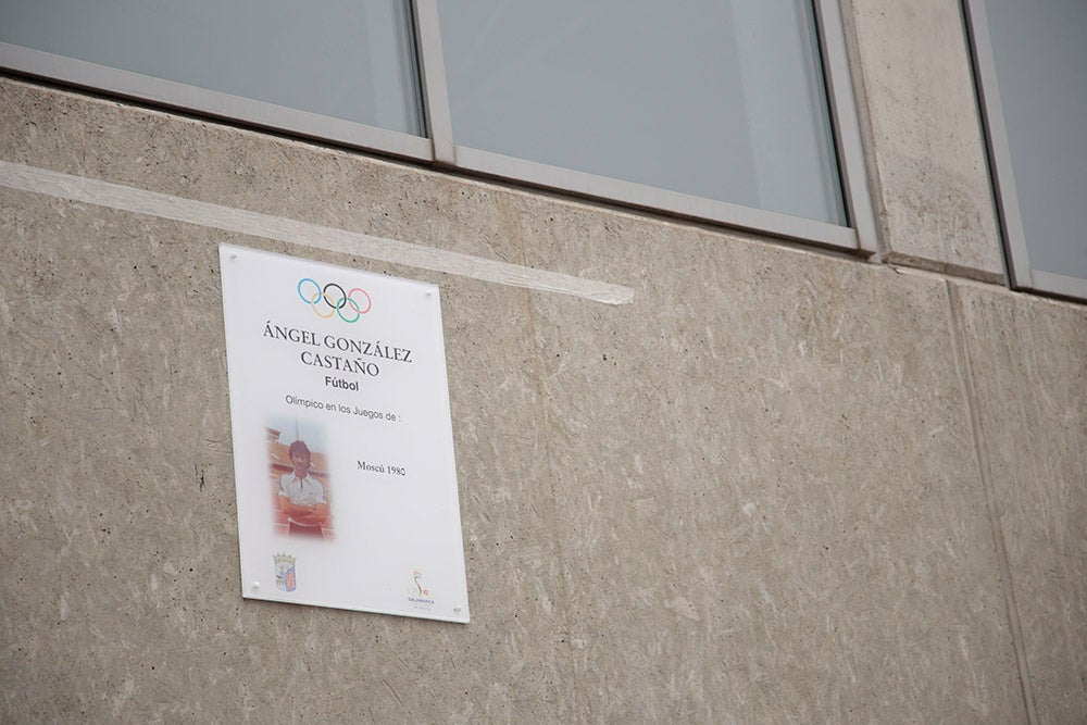 El futbolista salmantino Ángel González Castaño ya tiene su placa de homenaje en el muro de los olímpicos