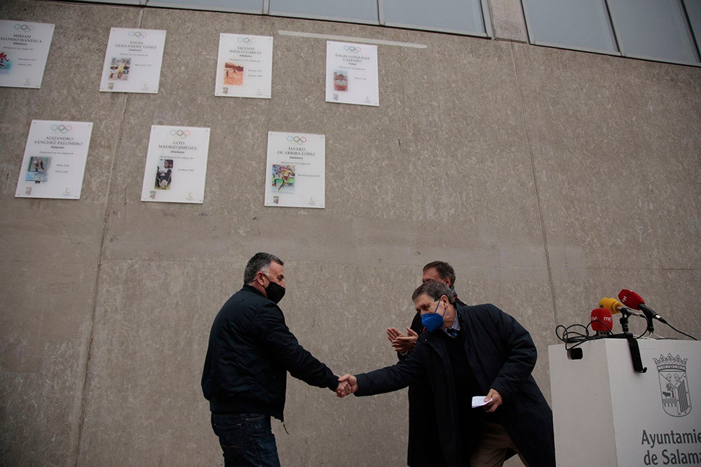 El futbolista salmantino Ángel González Castaño ya tiene su placa de homenaje en el muro de los olímpicos