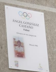 Imagen secundaria 2 - El futbolista salmantino Ángel González Castaño ya tiene su placa de homenaje en el muro de los olímpicos